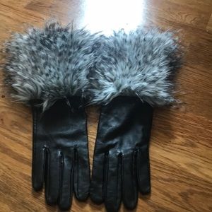 Leather gloves with faux fur
